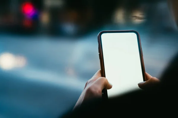 Freelancer Feminino Irreconhecível Rua Cidade Com Fundo Borrado Mensagem Texto — Fotografia de Stock