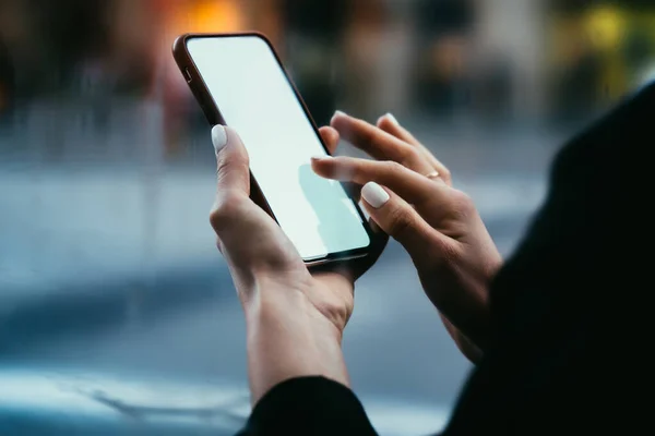 Cortar Fêmea Anônima Roupas Casuais Elegante Tela Toque Manicure Telefone — Fotografia de Stock