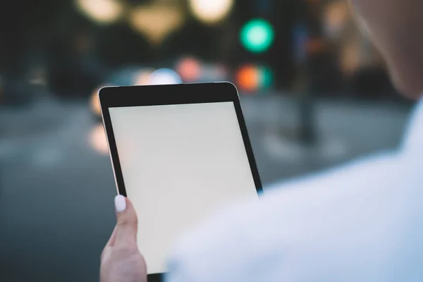 Visão Traseira Cultura Fêmea Anônima Com Mão Cuidada Usando Tablet — Fotografia de Stock