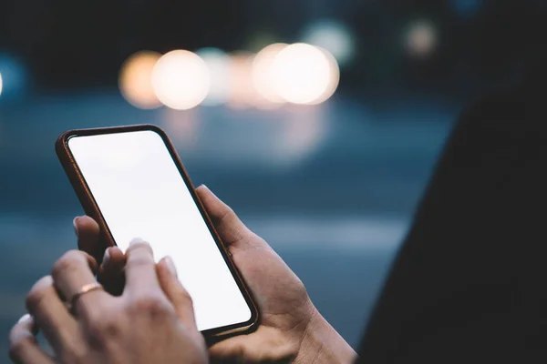 Crop Fêmea Anônima Vestindo Casaco Preto Verificando Mensagens Telefone Celular — Fotografia de Stock