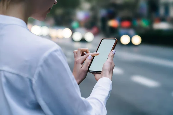 Rückansicht Der Ernte Unkenntlich Weiblich Formalen Verschleiß Touchscreen Des Digitalen — Stockfoto