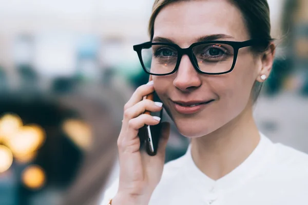 Oříznout Optimistické Mladé Ženy Nosí Stylové Brýle Formální Oblečení Stojící — Stock fotografie