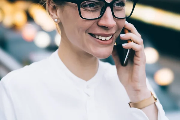 Primer Plano Cosecha Optimista Gerente Femenina Con Gafas Moda Blusa — Foto de Stock