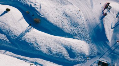 Zeki gündelik kıyafetlerde başarılı bir kadın internetten iletişim kurmaya, dizüstü bilgisayardan e-posta göndermeye, blogda paylaşım metni yazan kendine güvenen bir iş kadını kafe terasında oturuyor.
