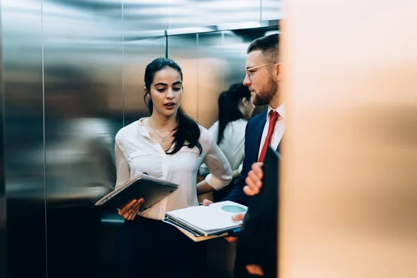 Content Female Employee Dark Hair Standing Colleague Folder Open Elevator — Stock Photo, Image