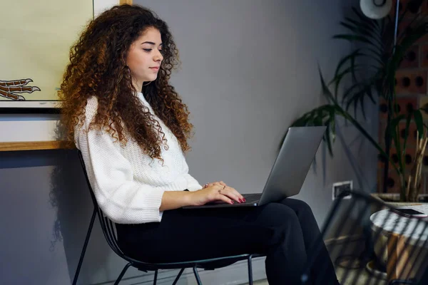 Widok Boku Pewny Siebie Kobieta Freelancer Casual Strój Siedzi Krześle — Zdjęcie stockowe