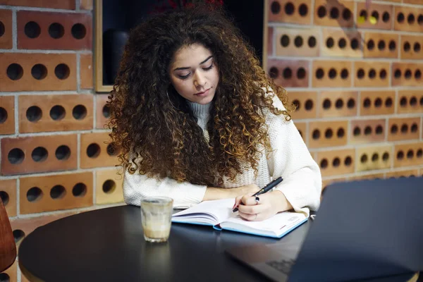 Konzentrierte Freelancerin Lässigem Outfit Sitzt Runden Tisch Und Macht Sich — Stockfoto