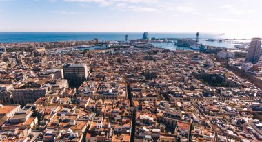 Avrupa kıyı kentinin yerleşim bölgesindeki eski binaların havadan görünüşü ile İspanya 'nın Barselona kentindeki güzel mimarisi olan eski evler