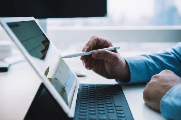 Vista Laterale Delle Mani Ritagliate Lavoratore Maschile Irriconoscibile Che Naviga — Foto Stock