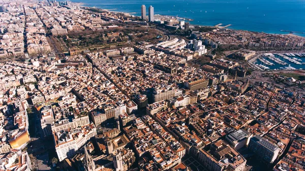 夏の間 スペインのバルセロナ市で晴れた日に海の海岸に位置する現代的な建物のドローンビュー — ストック写真