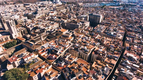 バルセロナの街に位置する住宅街にカラフルな高齢者の建物や家と高齢者の美しい都市の空中ビュースペイン — ストック写真