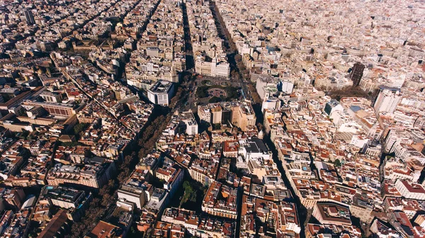 晴れた日にバルセロナスペインでヨーロッパの国に位置する明るい家や建物と絵の都市のドローンビュー — ストック写真