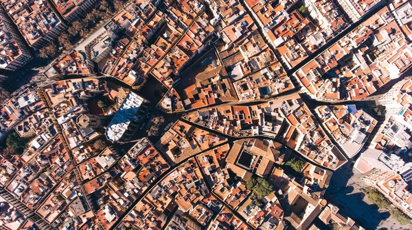 明るい日にヨーロッパのバルセロナスペインに位置するカラフルな住宅や塔と絵のような街の風景のドローンビュー — ストック写真