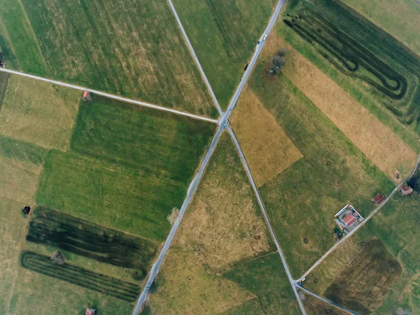 Pandangan Drone Tentang Tanah Pertanian Dengan Jalan Jalan Yang Terletak — Stok Foto