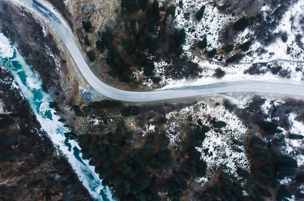 Drone Vista Carretera Estrecha Asfalto Río Cubierto Hielo Que Corre — Foto de Stock