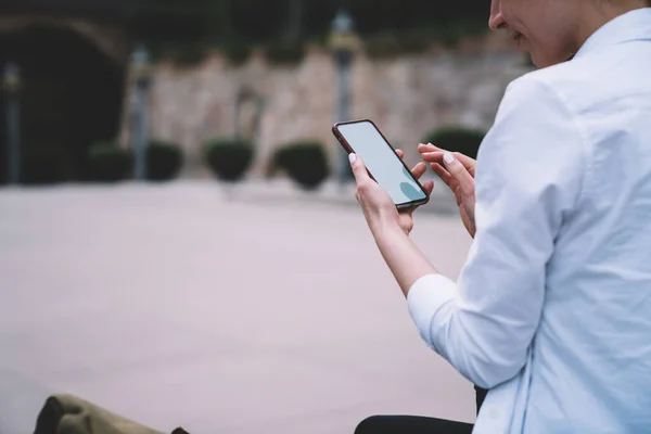 Sidovy Ansiktslös Kvinnlig Entreprenör Vit Jacka Sitter Urban Gata New — Stockfoto