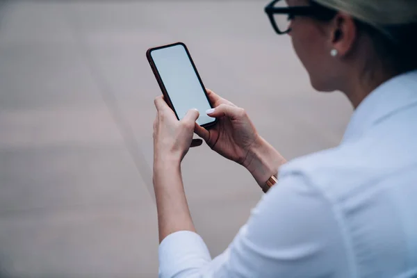 Bakåt Bild Från Ovan Gröda Kvinna Surfar Mobiltelefon Staden Och — Stockfoto