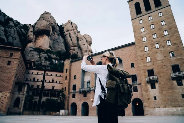 Боковой Вид Женщины Блогера Рюкзаком Фотографирующей Древний Монастырь Монсеррат Время — стоковое фото