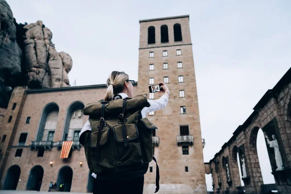 Bakifrån Kvinnlig Turist Med Ryggsäck Tar Selfie Smartphone Samtidigt Utforska — Stockfoto