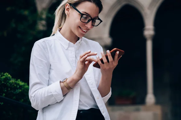 Gözlüklü Mutlu Kadın Arkadaşlarıyla Akıllı Telefondan Mesajlaşıyor Spanya Yaz Tatilini — Stok fotoğraf