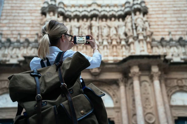 Bakåt Underifrån Oigenkännlig Kvinnlig Resenär Glasögon Med Hjälp Smartphone För — Stockfoto