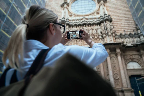 Vue Arrière Bas Touriste Anonyme Femelle Avec Sac Dos Prenant — Photo