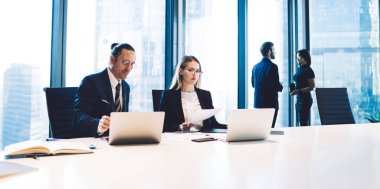 Ofis masasında oturan yetenekli Kafkasyalı tüccarlar ve şirket interneti aracılığıyla indirmek için finansal dosyalarla posta arama mesajlarını kontrol ederek, iş birliği yapmak için beyin fırtınası yapıyorlar.