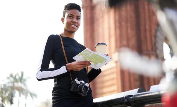 Bajo Ángulo Hembra Afroamericana Positiva Traje Negro Con Cámara Vintage —  Fotos de Stock