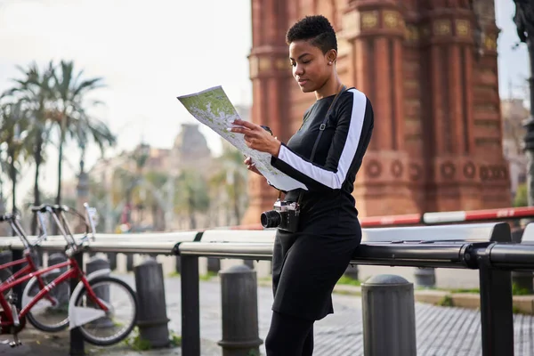 Düşünceli Siyah Kadın Gezgin Sıradan Kıyafetler Içinde Fotoğraflı Kamerayla Korkuluklara — Stok fotoğraf