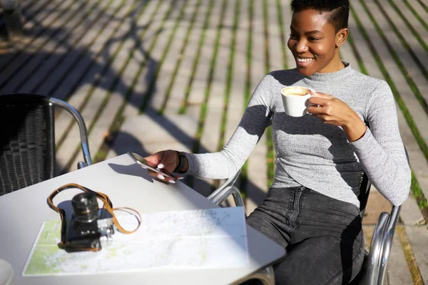 Yüksek Açılı Genç Afro Amerikalı Akıllı Telefonlu Bir Gezgin Elinde — Stok fotoğraf