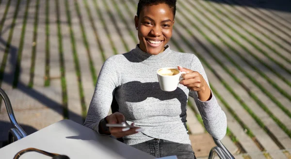 Fröhliche Junge Afroamerikanische Touristinnen Sms Auf Dem Handy Und Kaffee — Stockfoto