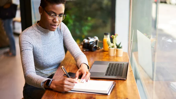 Gözlüklü Düşünceli Afro Amerikan Kadın Laptopla Masada Oturuyor Kafede Çalışırken — Stok fotoğraf