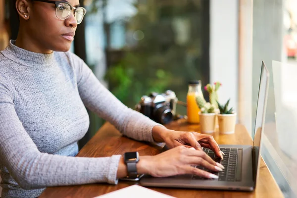 Zijaanzicht Van Geconcentreerde Zwarte Vrouw Surfen Internet Computer Tijdens Het — Stockfoto