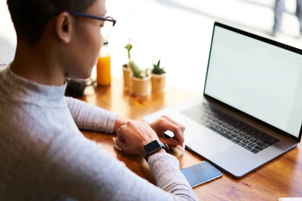 Seitenansicht Einer Anonymen Afroamerikanerin Die Der Nähe Eines Offenen Laptops — Stockfoto