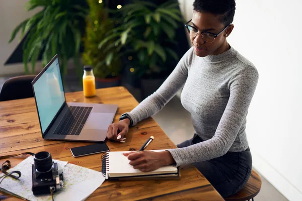 Från Ovan Fokuserad Afroamerikansk Kvinnlig Entreprenör Glasögon Och Casual Kläder — Stockfoto