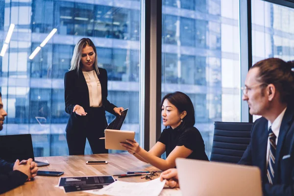 Fidato Manager Esecutivo Femminile Abito Formale Piedi Davanti Tavolo Parlando — Foto Stock