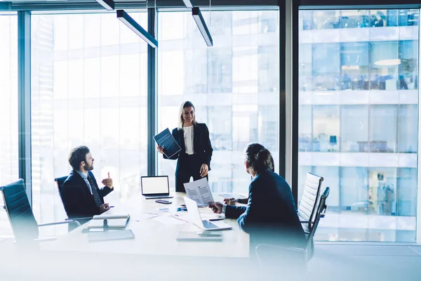 Joyeux Pdg Féminin Costume Formel Debout Près Table Avec Ordinateur — Photo