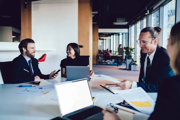 Groep Vrolijke Multiraciale Mannelijke Vrouwelijke Collega Elegante Kleding Zittend Aan — Stockfoto