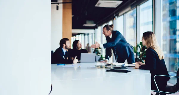 Imagem Turva Equipe Masculina Feminina Especialistas Finanças Com Mesa Reunião — Fotografia de Stock