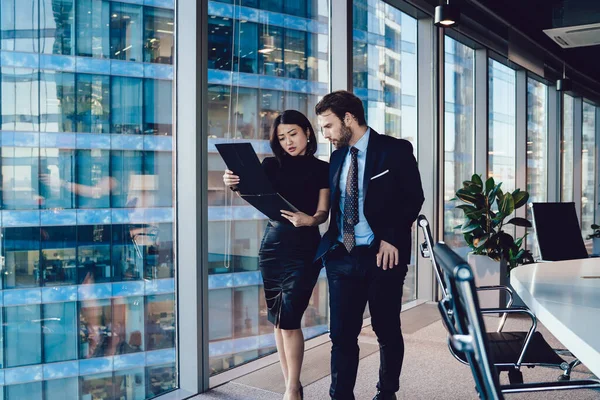 Ernstige Working Man Vrouw Elegante Kleding Wandelen Langs Moderne Kantoor — Stockfoto