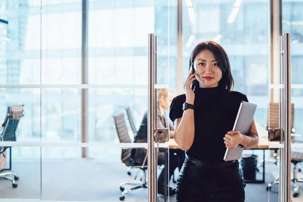 Encantada Empleada Asiática Ropa Formal Teniendo Conversación Teléfono Inteligente Mientras —  Fotos de Stock