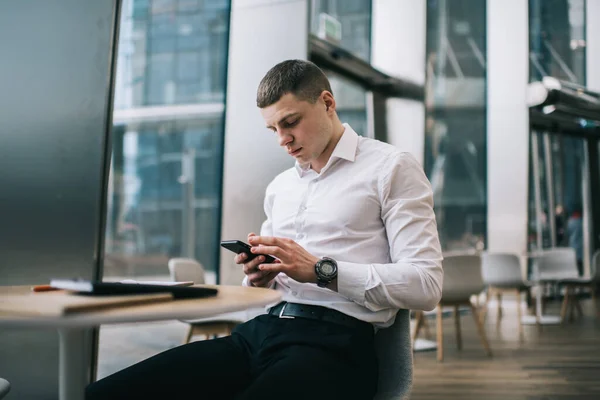 Junge Konzentrierte Männliche Fernarbeiter Formalem Outfit Und Smarter Uhr Surfen — Stockfoto