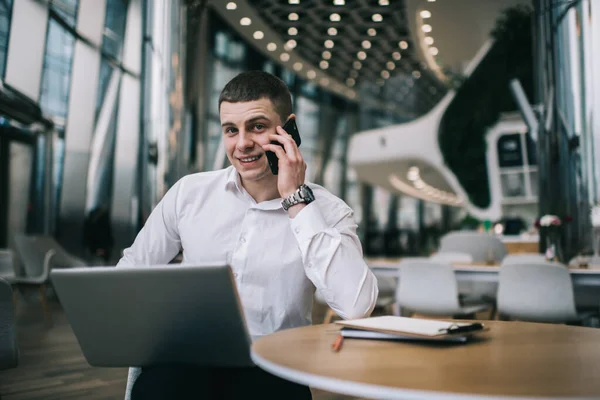 Šťastný Vzdálený Zaměstnanec Formálním Oblečení Mluvící Mobilním Telefonu Při Sezení — Stock fotografie