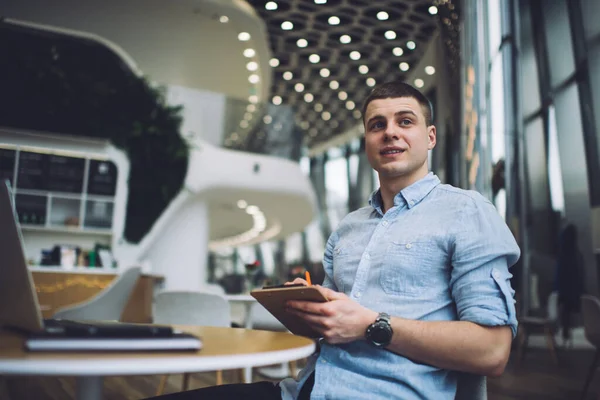 Männer Freizeitkleidung Sitzen Café Und Arbeiten Geschäftsprojekten Während Sie Laptop — Stockfoto