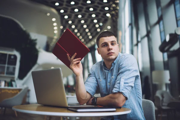 Sett Fra Siden Mannlig Frilanser Uformelle Klær Mens Planleggeren Sitter – stockfoto