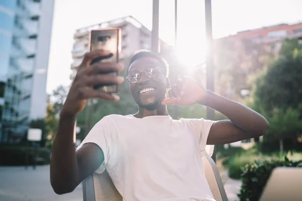 Happy African American Człowiek Białej Koszuli Smartfonem Ręku Siedzi Ławce — Zdjęcie stockowe