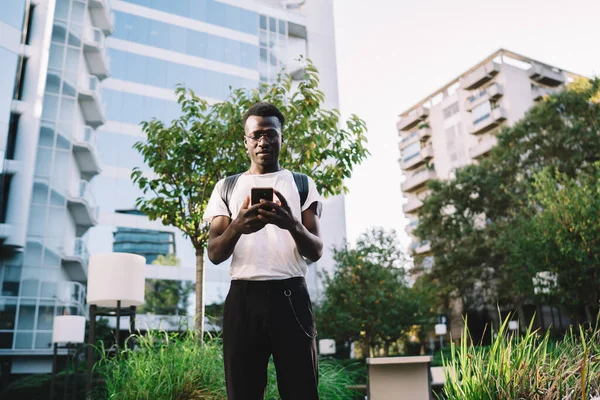 Χαμηλή Γωνία Των Νέων Μαύρο Casual Φοιτητής Γυαλιά Τσάντα Στέκεται — Φωτογραφία Αρχείου