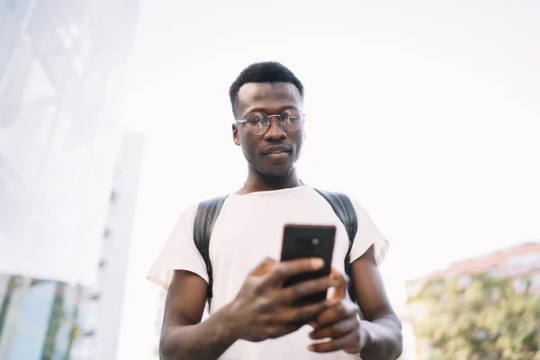 Blogueiro Masculino Americano Africano Pensivo Compartilha Conteúdo Multimídia Online Com — Fotografia de Stock