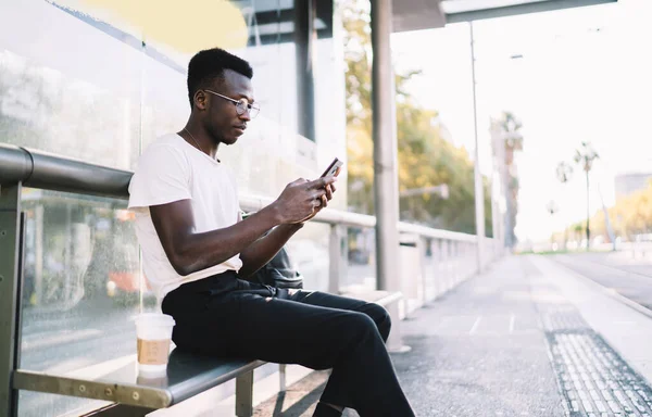 Vista Lateral Del Joven Hombre Negro Gafas Con Mochila Negra — Foto de Stock