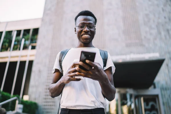 Wesoły Afrykański Hipster Amerykański Facet Modnym Stroju Casual Spacery Smartfonem — Zdjęcie stockowe